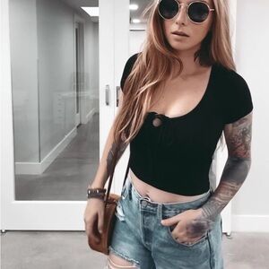 Mauve & Mallow Women's Black Tie-Front Cropped Top